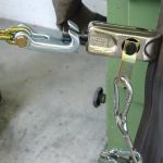 Mordaza de tracción con carriles de 90° para chapas metálicas con perfil angular. Cabezal con ranura de tracción sobre el cuell