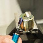 Amoladora angular micro de 30.000 rpm con juego de fresas de carburo, corte transversal, 10 piezas.
